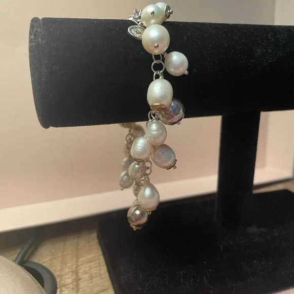 Elegant Pearl Drop Bracelet - Picture 1 of 2